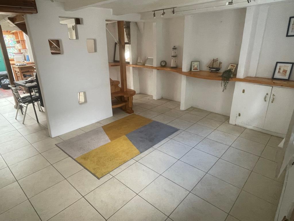 Lot: 27 - COTTAGE FOR IMPROVEMENT - Living room